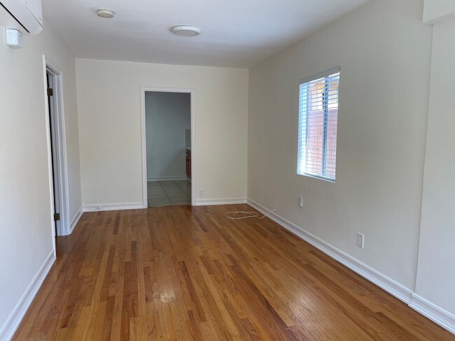 Building Photo - 1 Bed 1 Bath with In Unit Laundry and AC Available in PRIME Echo Park!