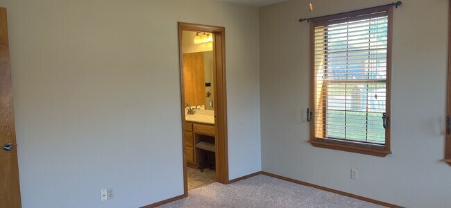 Building Photo - Great 2 bedroom 2 bath in Rogers