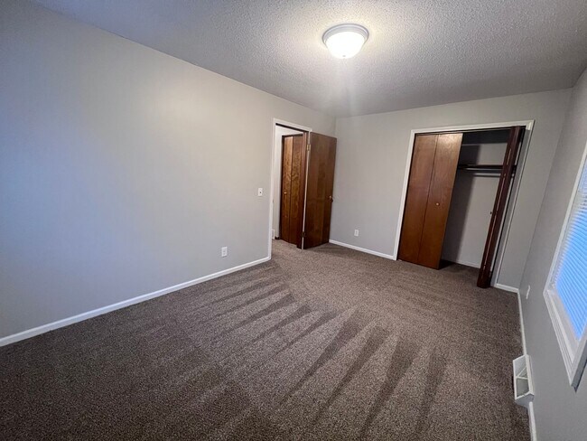 Building Photo - Three Bedroom Duplex in Rockford!