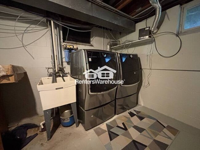Building Photo - Available now is a bold vibrant 3 bed 2 ba...