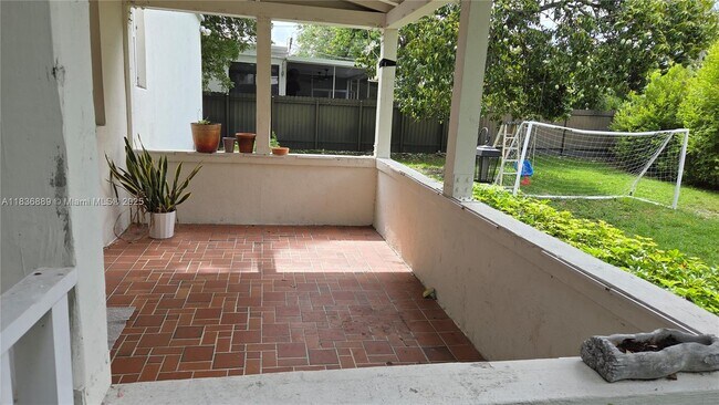 Building Photo - 2462 SW 20th St