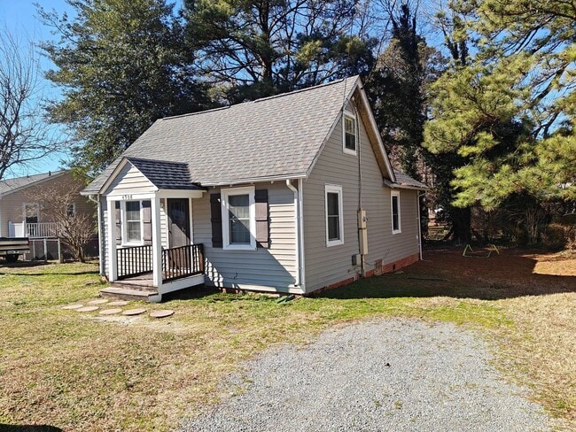 Building Photo - 2 bedroom home