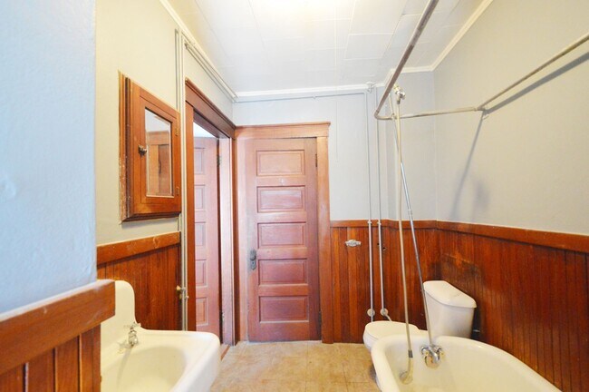 Building Photo - 53 Forest St
