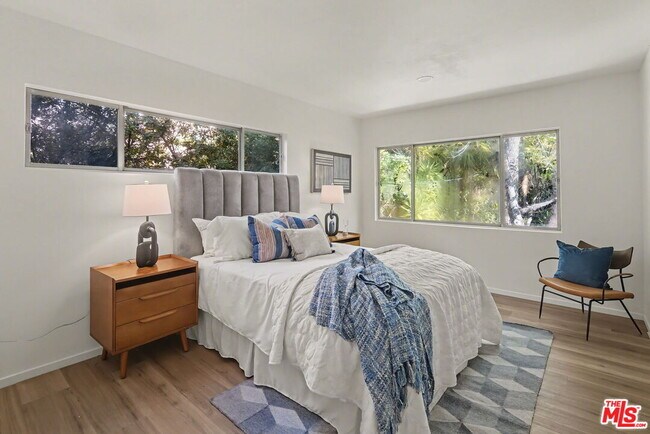 Building Photo - 2612 S Beverly Dr