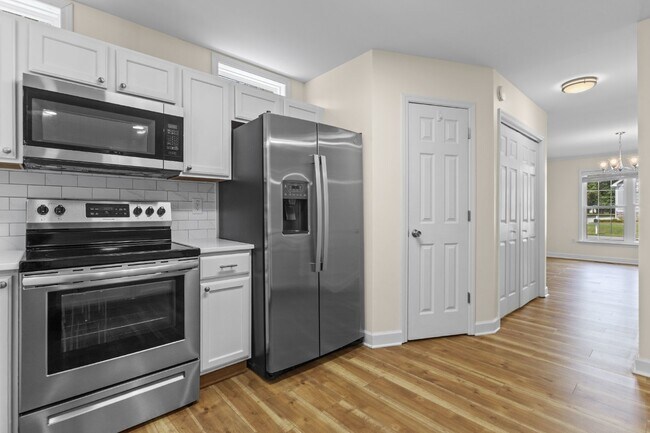 Building Photo - 4 Bedroom 2.5 Bathroom located in Creeks Edge