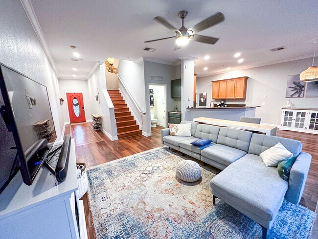 Building Photo - 3 Bed/ 2.5 Bath Pet Friendly Home!