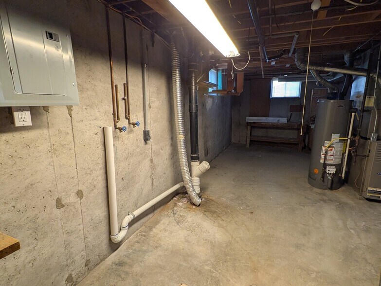 Building Photo - 702 W 39 St N