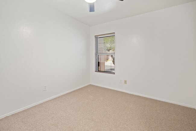 Building Photo - 730 N Northern Vista Pl