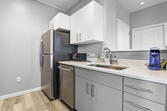 Building Photo - 95 Broadway-SI ID1240381P