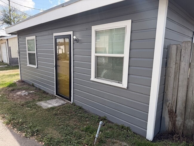 Building Photo - This studio apartment is conveniently located one block from Spohn Shoreline,