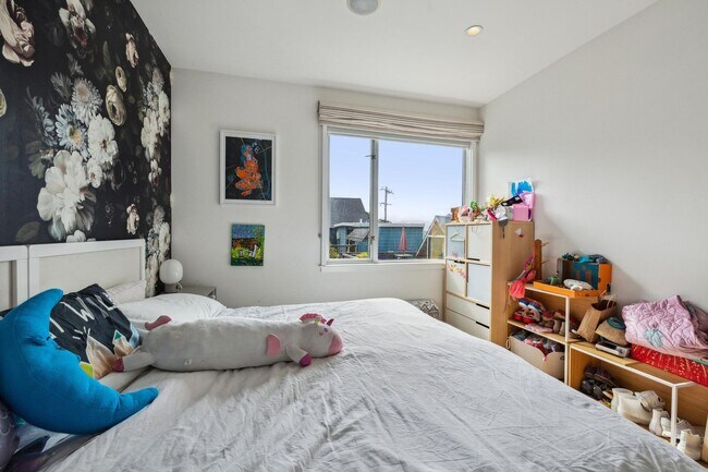 Building Photo - OPEN HOUSE: Wednesday (6/24) 4:00pm-4:30pm. Stunning 3-Level Single Family Home with Modern Touch...