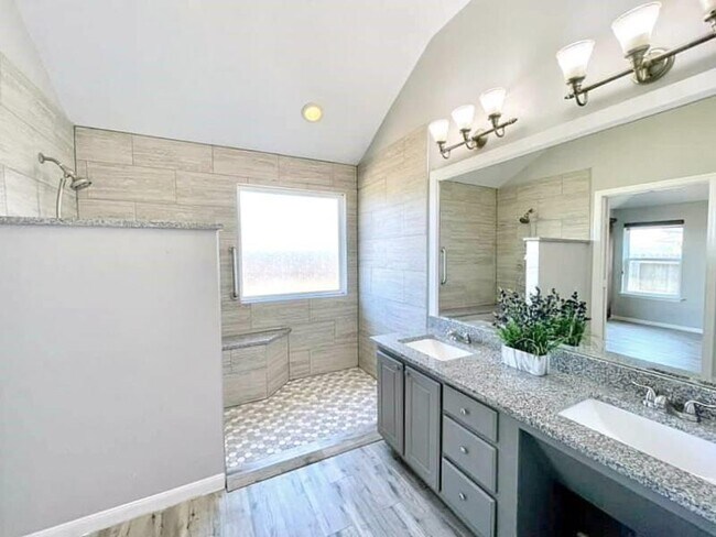 Building Photo - 2526 Lake Dale Ln
