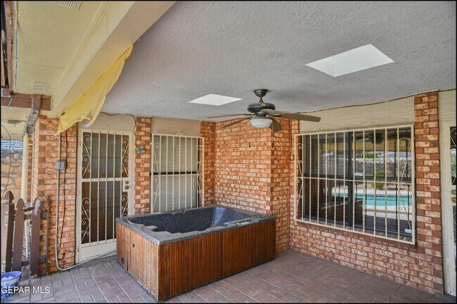 Building Photo - 11600 Casa View Dr