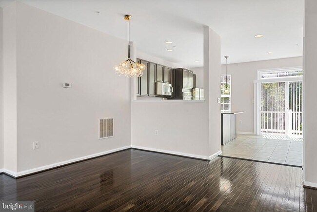 Building Photo - 1706 Fernwood Dr