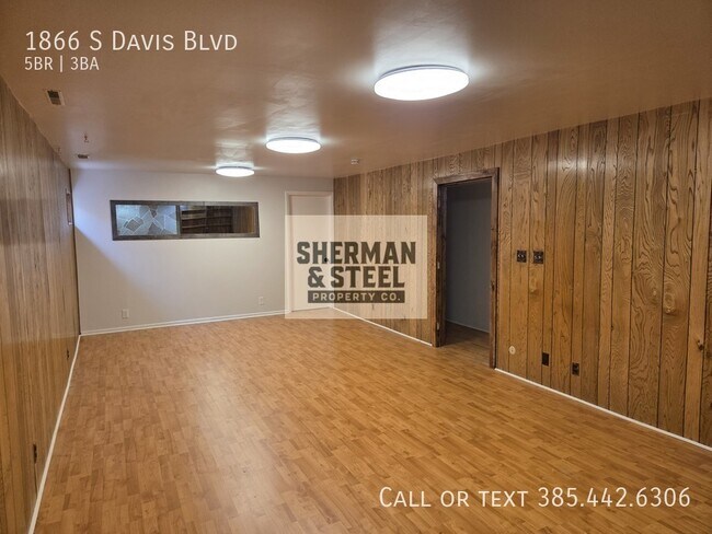 Building Photo - 1866 S Davis Blvd
