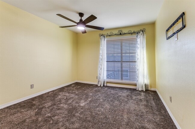 Building Photo - 351 Valley Park Dr