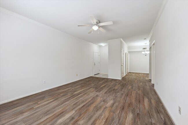 Building Photo - 2255 Braeswood Park Dr