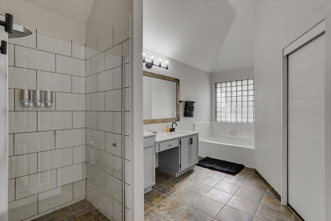 Building Photo - 516 Maywood Ln