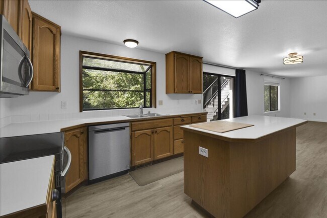 Building Photo - 5Bd/2.5Ba Everett Home
