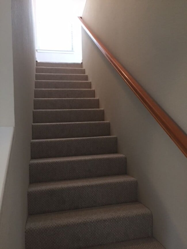 Building Photo - 4 x 3.5 single family home great for commuters!