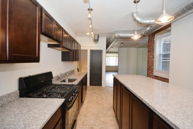 Building Photo - SPACIOUS AND MODERN HOUSE IN OAKLAND AVAILABLE AUGUST!