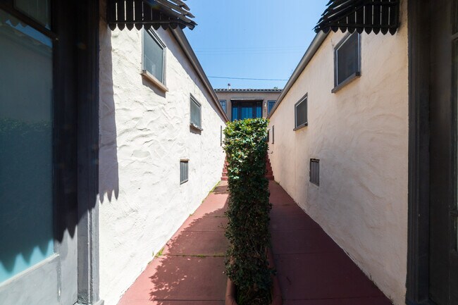 Building Photo - 836 Silverlake Blvd-