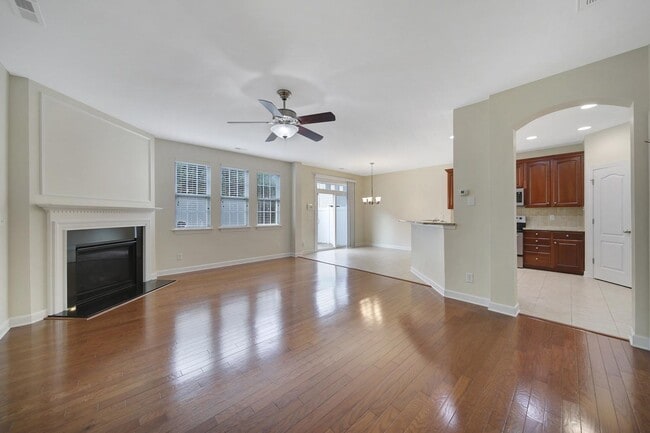 Building Photo - Lovely 3 Bed 2.5 Bath Townhome in Blakeny