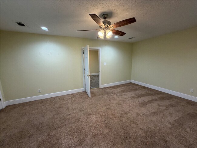 Building Photo - 2501 Maple St