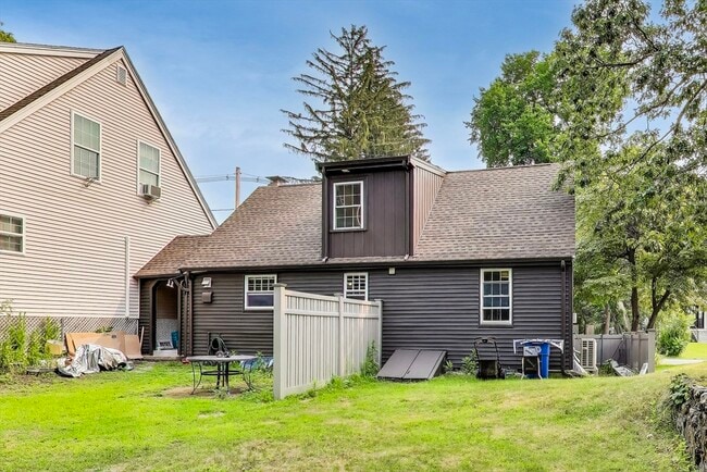 Building Photo - 40 Dunster Ln