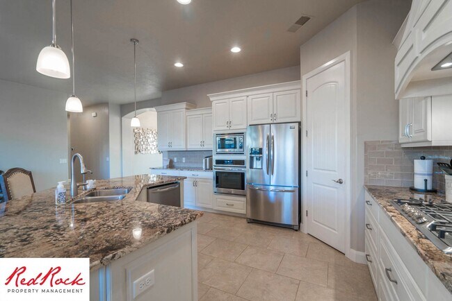 Building Photo - Stunning 2 Bedroom Fully Furnished Home. Community Pool & Mini Golf!