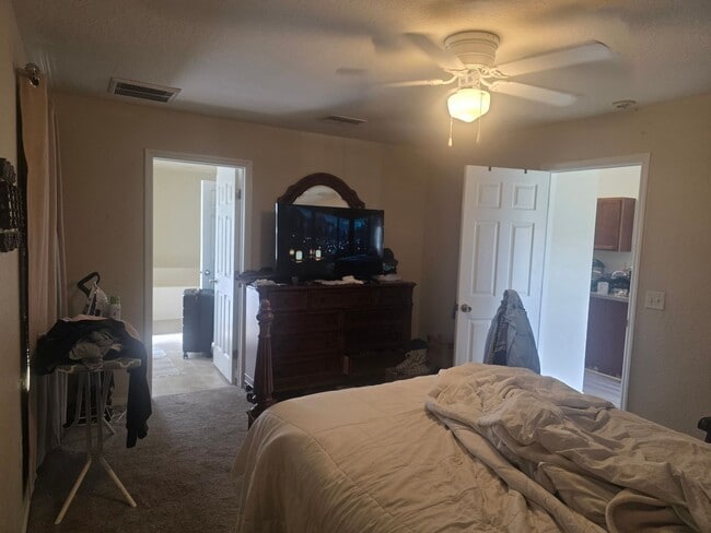 Building Photo - Large 4 bedroom 2 bath House