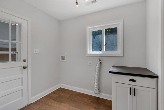 Building Photo - Large Ranch Home with 3BR/ 2 Bath with an Extra Bonus Room!