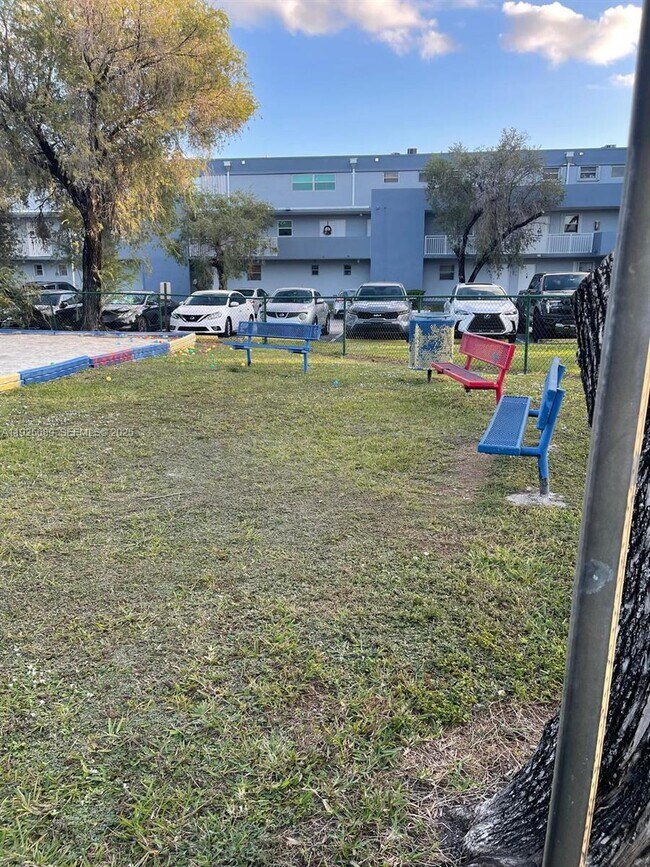 Building Photo - 9375 Fontainebleau Blvd