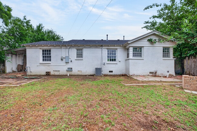 Building Photo - 3208 N Roff Ave