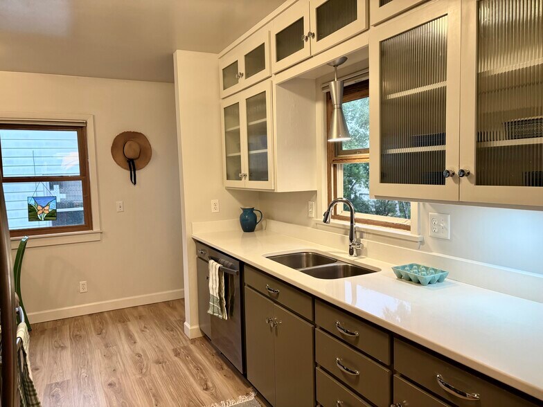 Dishwasher and dispose-all - 4112 Gladstone St