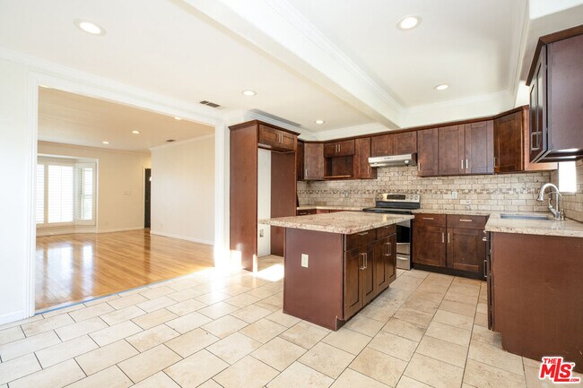 Building Photo - 4216 W Victory Blvd