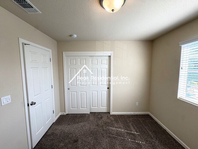 Building Photo - Spacious 4bd/2ba House - Gated Community