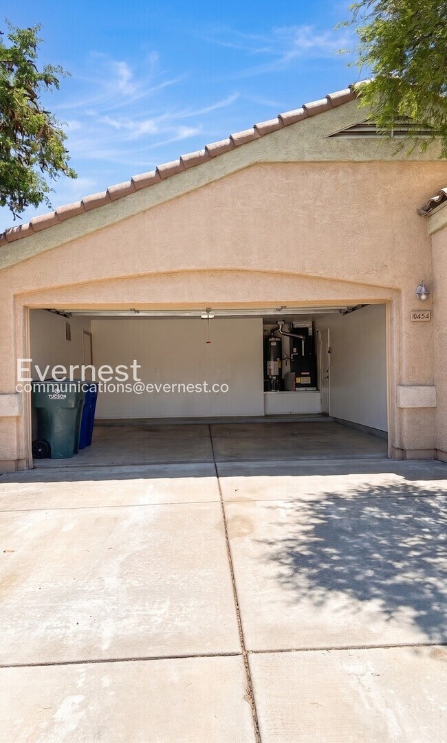 Building Photo - 3-Bed/2-Bath Home with Fenced Yard and Garage Parking/ Pet Friendly/Voucher Accepted/ Available S...