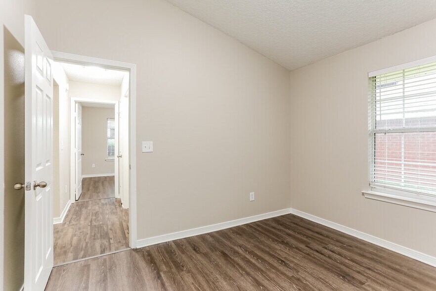 Building Photo - 7524 Westland Oaks Dr