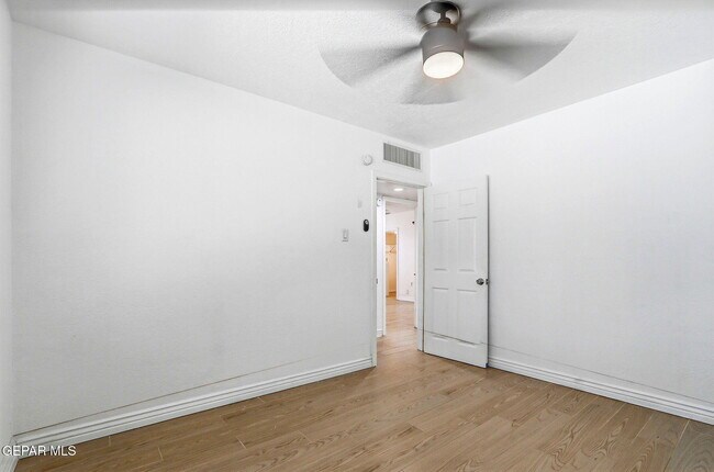 Building Photo - 513 Cardon St