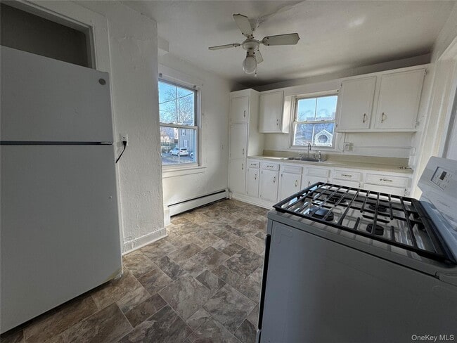 Building Photo - 239 W Main St