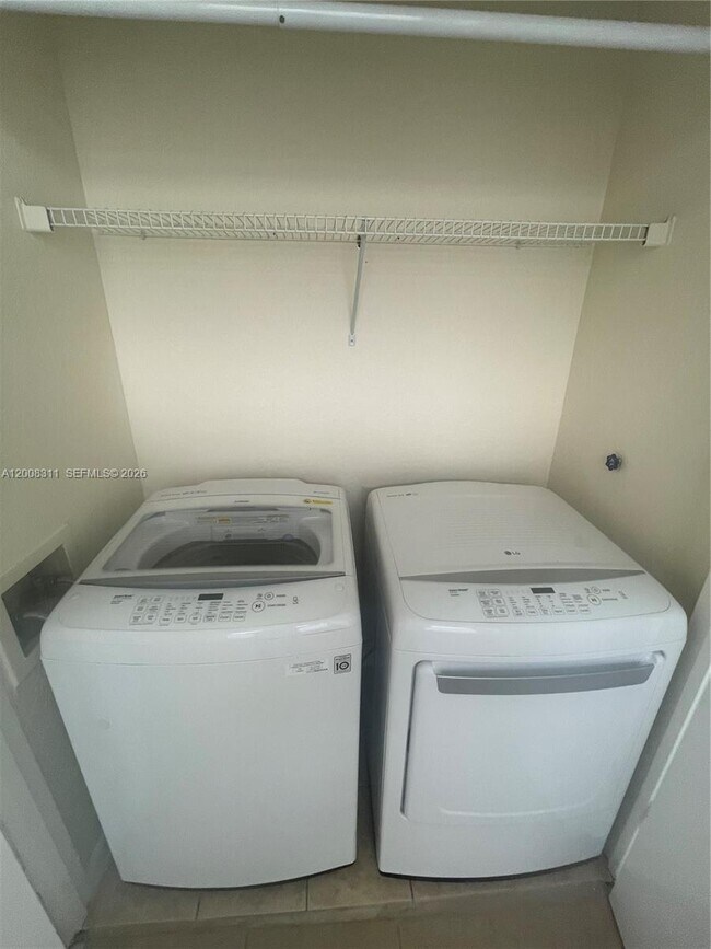 Building Photo - 2811 N Oakland Forest Dr