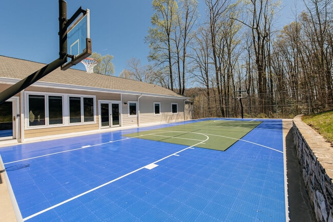 Building Photo - 33 Pinners Ln