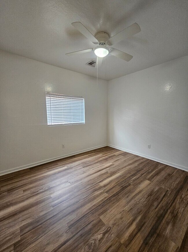 Building Photo - Scottsdale - 5 bedroom, 3 bath - Remodeled...