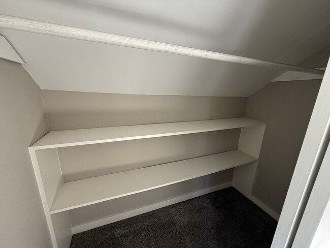 Building Photo - 3 bed 1 bath Brick Bungalow in Forest Hills