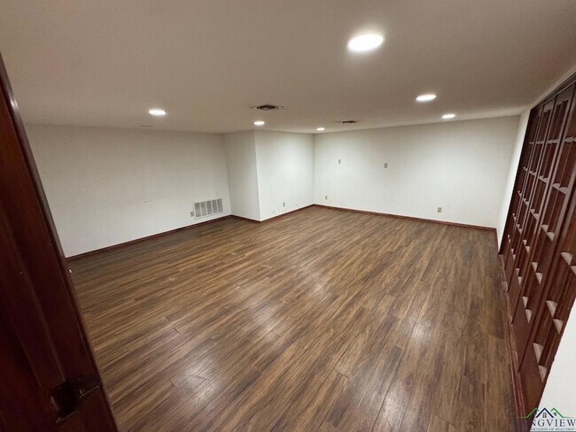 Building Photo - 268 Joy Ln