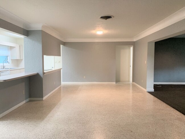 Building Photo - 3 Bedroom 2 Bath Spacious Home in Holiday Park