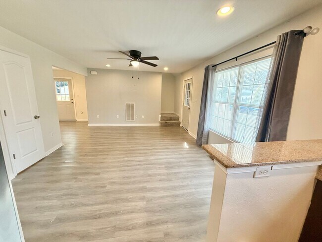 Building Photo - **4bed near MIL base- GRANITE/STAINLESS STEEL Appliances~ Roomates welcome!