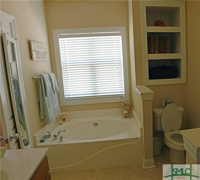 Building Photo - 213 Lakeview Dr