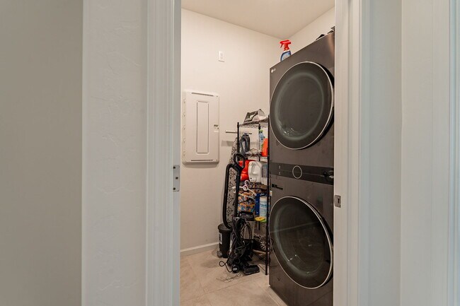 Building Photo - 9724 E Lynx Lk Trl